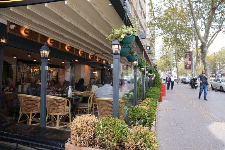 Reşat Efendi restoranının sokağa bakan dış cephesi ve terası